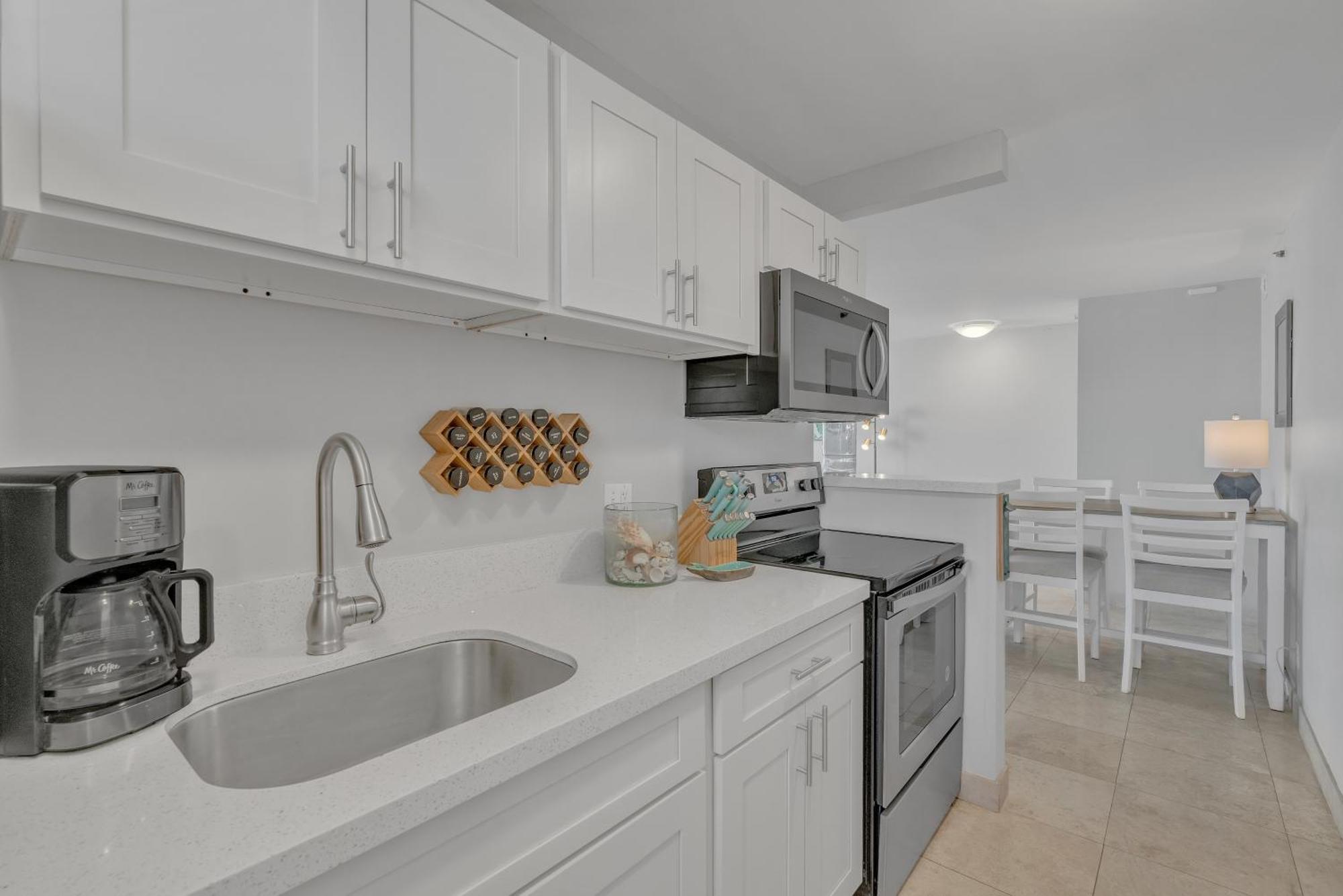 Stunning Ocean View Retreat With Free Parking Apartment *